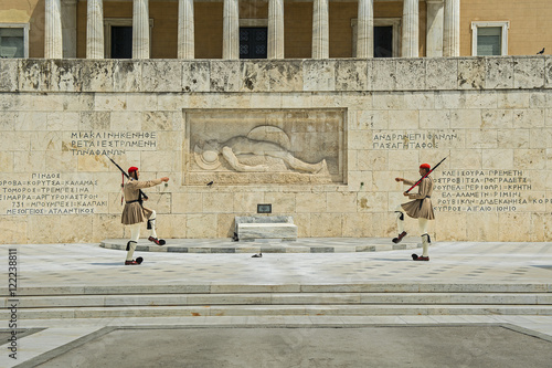 Wache vor dem Parlamentsgebäude am Syntagmaplatz, Grab des unbekannten Soldaten, Athen, Griechenland 