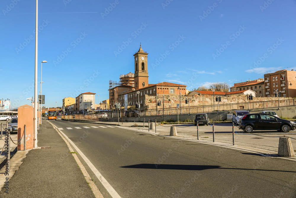 Naklejka premium Italien, Toscana, Riviera, Livorno, Hafen, Seehafen, Fähren, Schiffe, Boote, Motorbote, Fähre, Autofähre, Elba, Stadthafen, Fährhafen, Schifferboot, Fischfang, Kutter, Segelboot