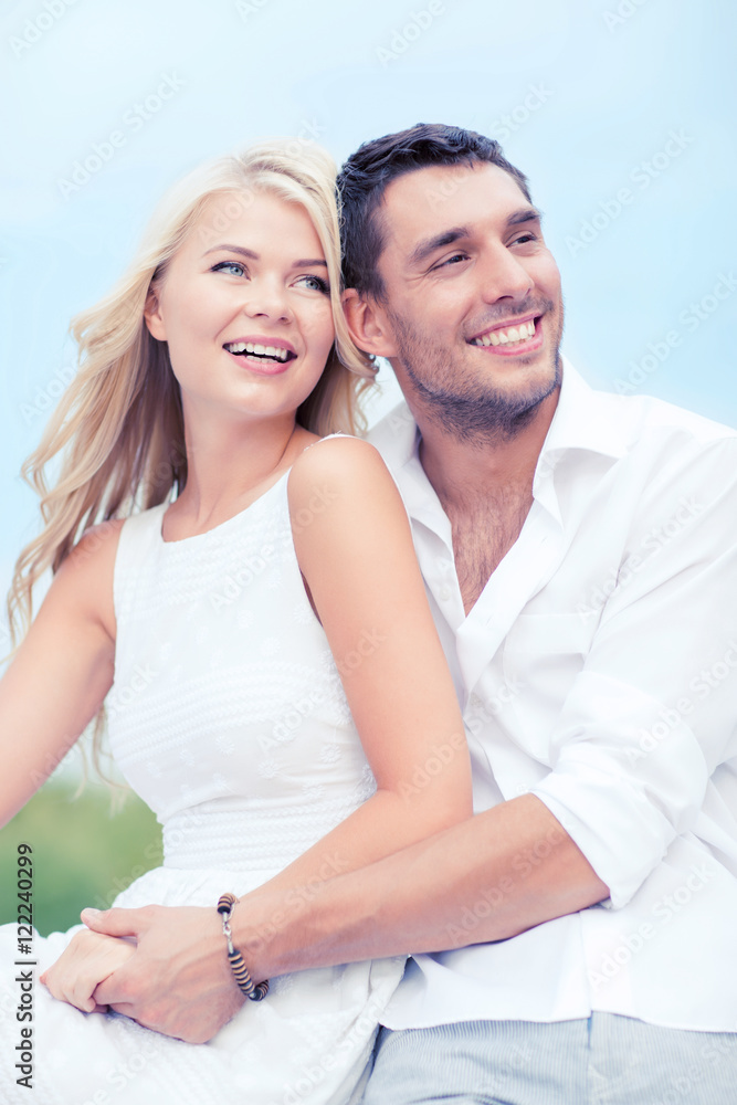 Obraz premium couple in shades at sea side