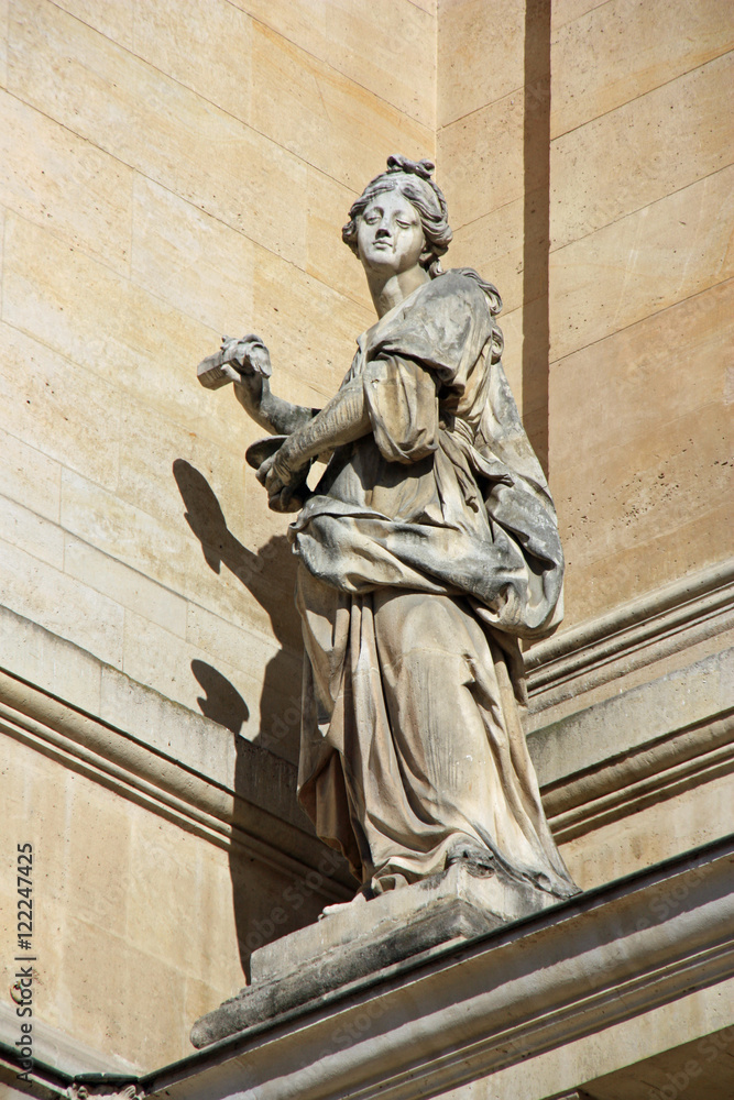 Statue de l'église Saint-Louis-des-Invalides à Paris, France