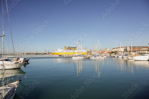 Italien, Toscana, Riviera, Livorno, Hafen, Seehafen, Fähren, Schiffe, Boote, Motorbote, Fähre, Autofähre, Elba, Stadthafen