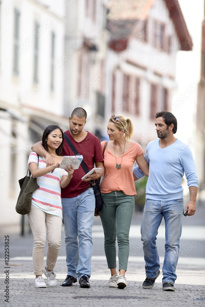 Obraz premium Young people on vacation walking in city street