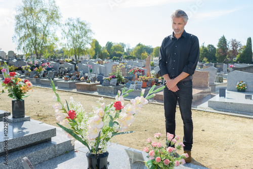Φωτογραφία at the cemetary