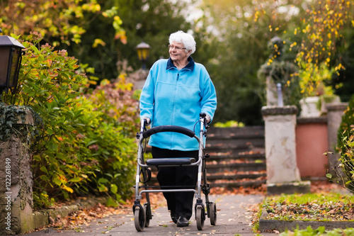 Cuadro en lienzo Senior lady with a walker in autumn park