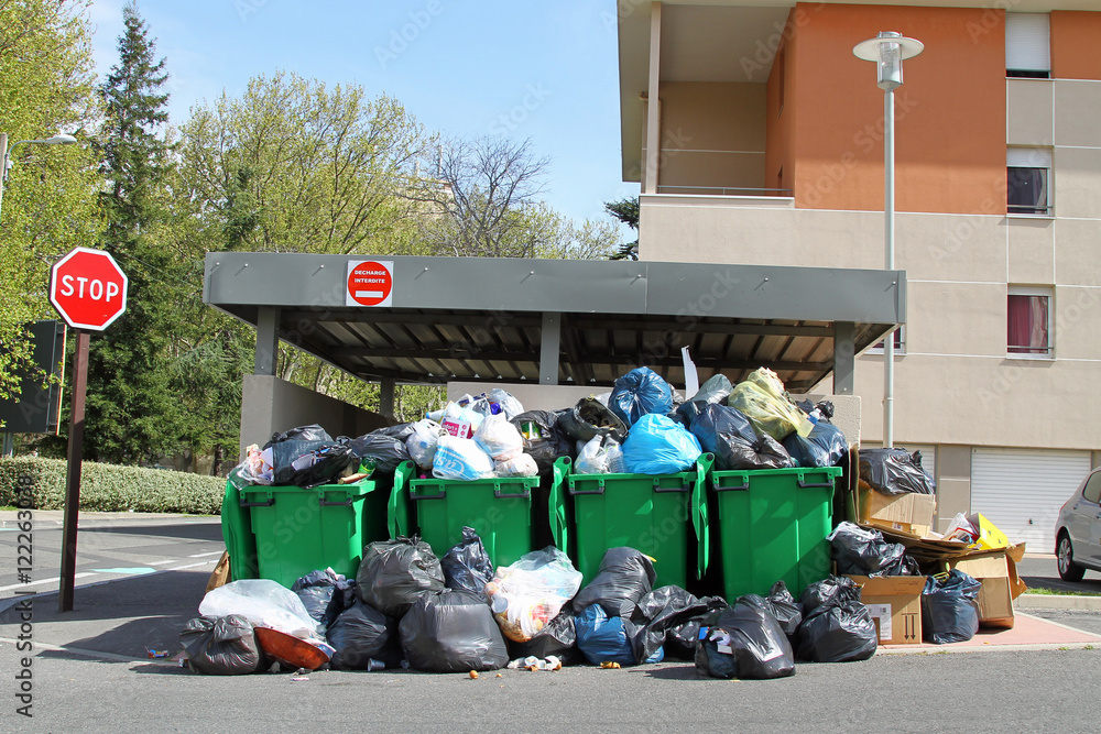 Poubelles en containers StockFoto Adobe Stock