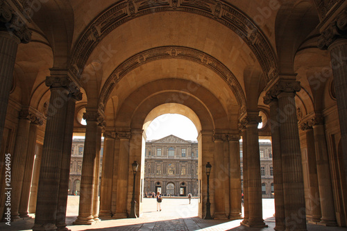 Portail de la Cour Carrée du Louvre à Paris, France