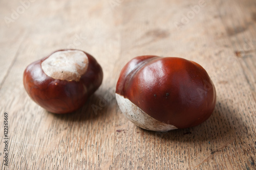 marrons sur table en vieux bois  - fruit du marronnier d'inde - Aesculus hippocastanum