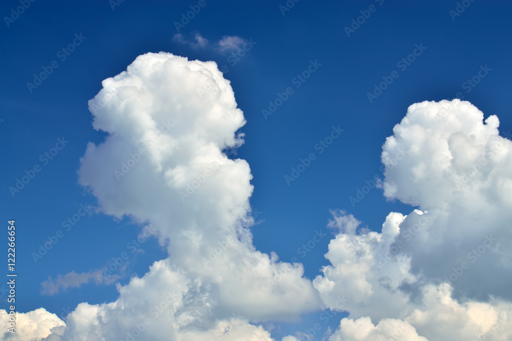 Obraz premium Cumulus clouds on blue sky