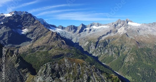Sorvolo in alta quota - Cime di montagna e ghiacciai - Aerial view 4k photo