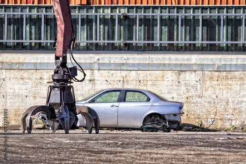 automobile in centro demolizioni
