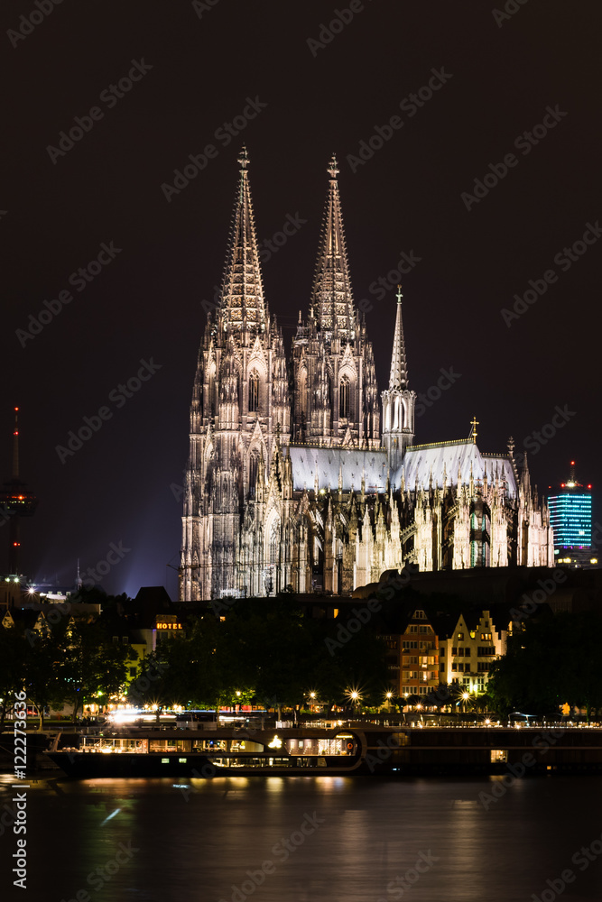 Obraz premium Illuminated Cologne Cathedral at night
