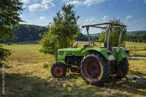 Traktor am Feld im Sp  tsommer