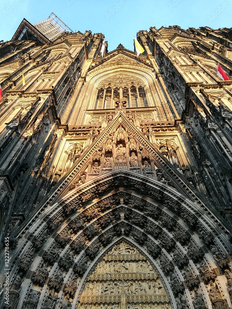 Die Doppelturmfront des Kölner Dom im Stil der Gotik im Licht der