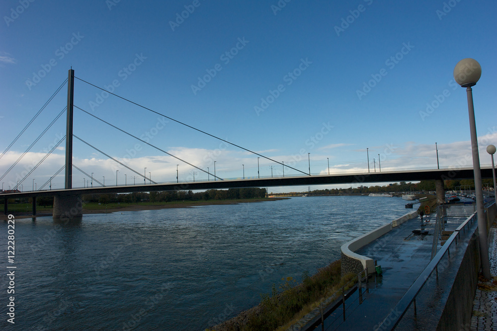 Rheinbrücke Düsseldorf