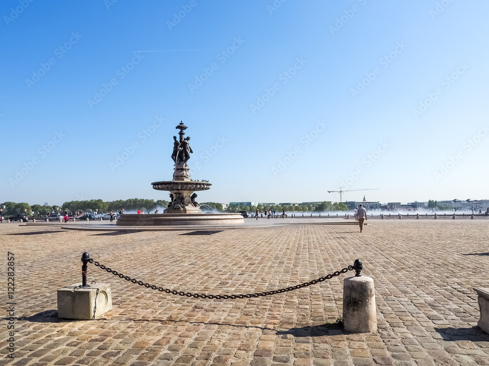 Φωτογραφία View of the Fountain at Place de la Bourse in Bordeaux