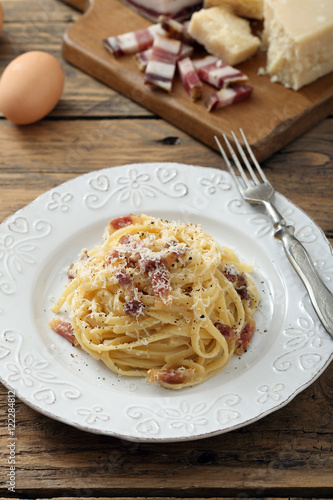 pasta carbonara con uova carne e formaggio sfondo tavolo di cucina rustico