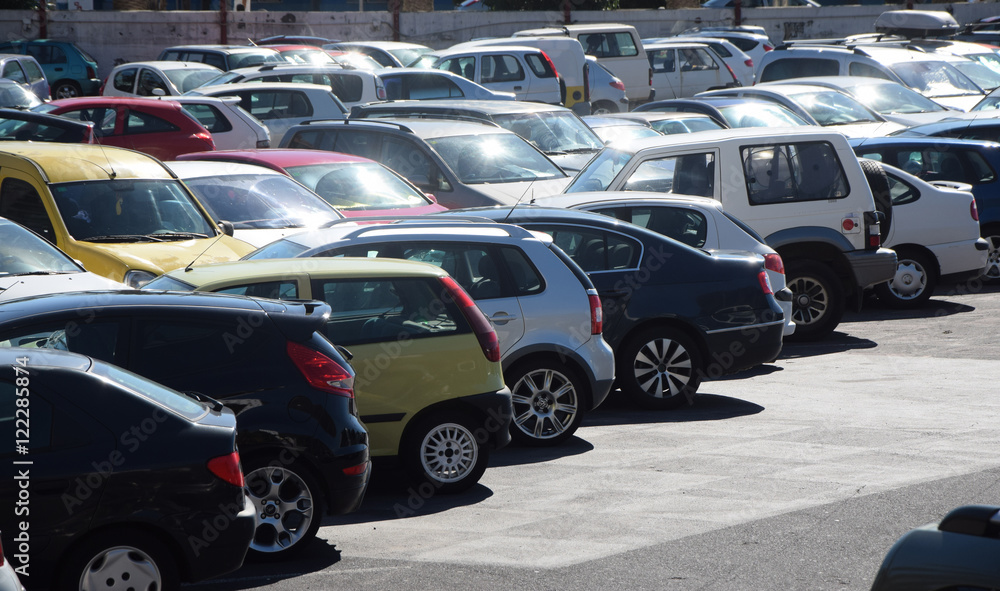 Autos auf einem Parkplatz Autos auf einem Parkplatz