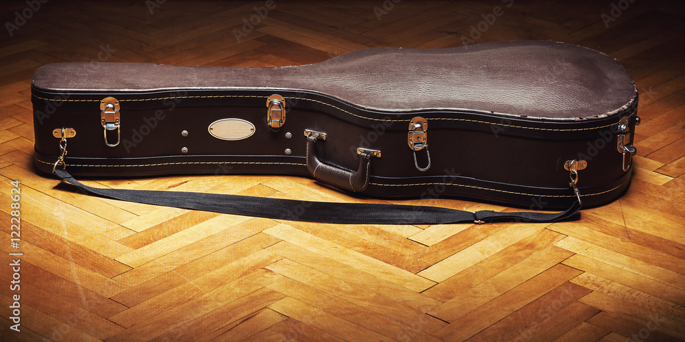 Obraz premium Used Suitcase For Guitar