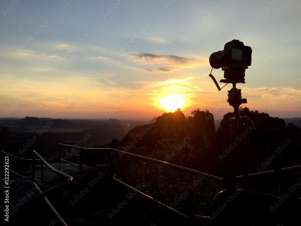 Sonnenuntergang mit Kamera und Stativ Sonnenuntergang mit Kamera und Stativ