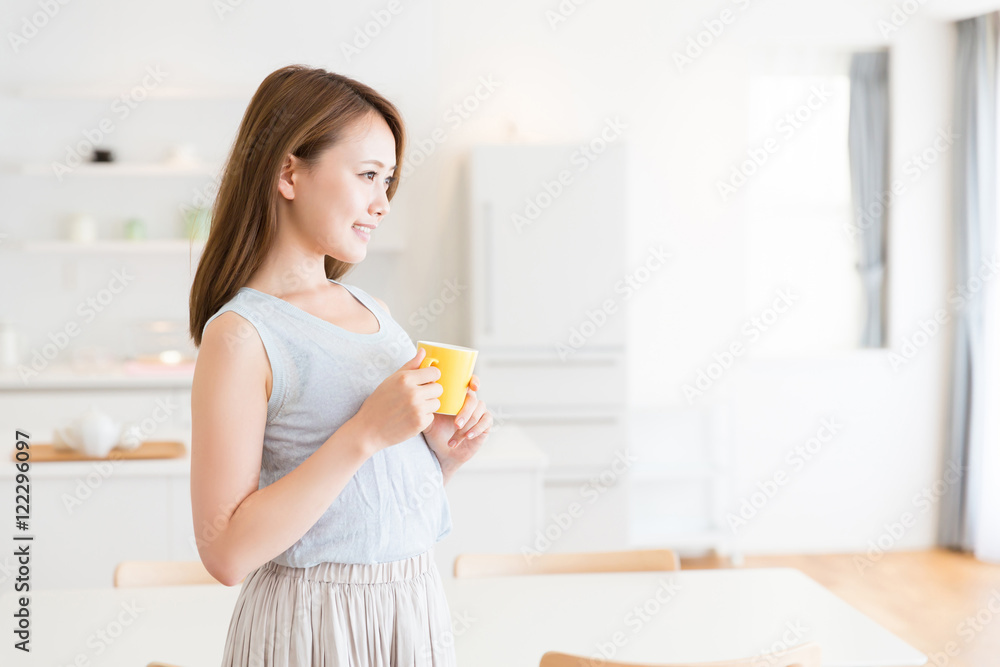 飲み物を飲む女性