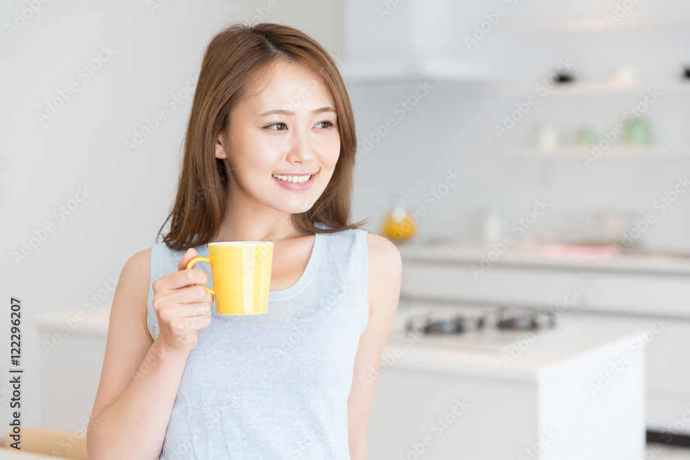 飲み物を飲む女性