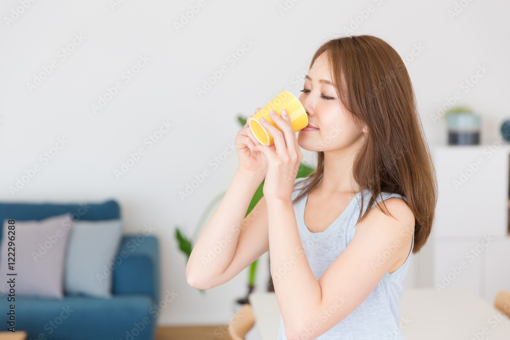 飲み物を飲む女性 飲み物を飲む女性