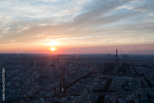 Paris at sunset © Hugo Félix