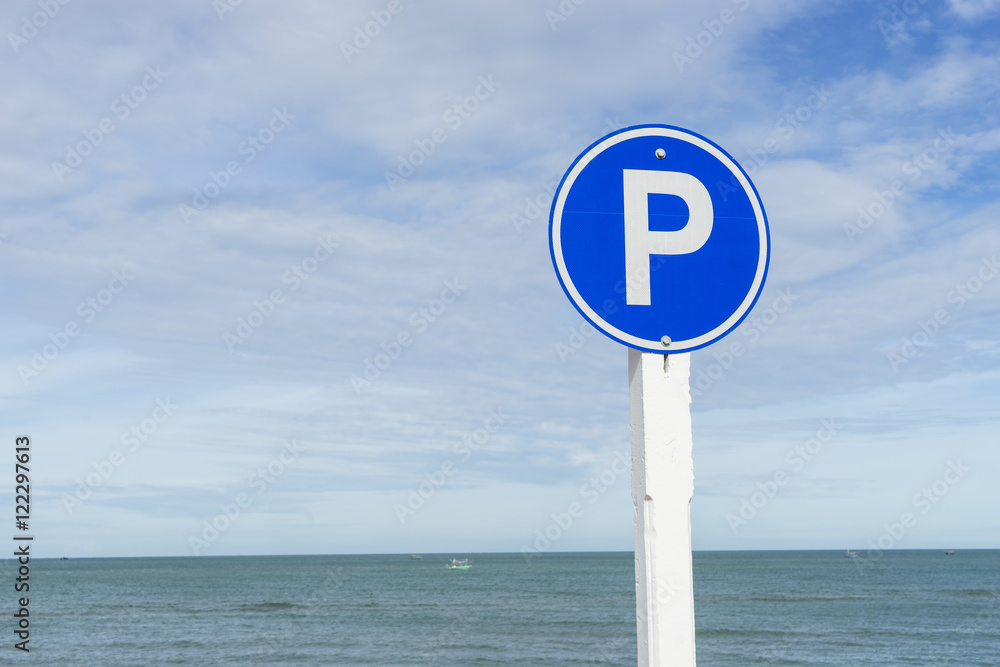 parking allow sign on this area near sea