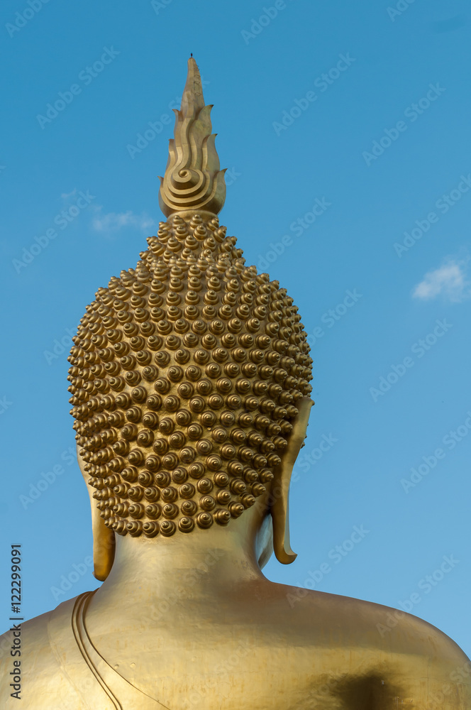 Obraz premium Behind of Gold Buddha's head with blue sky background