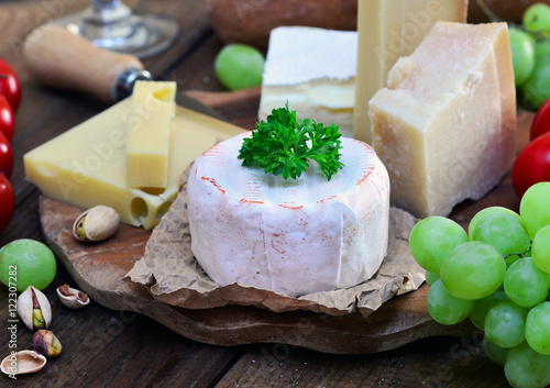 Käseplatte, Rustikal angerichtet auf Holztisch photo