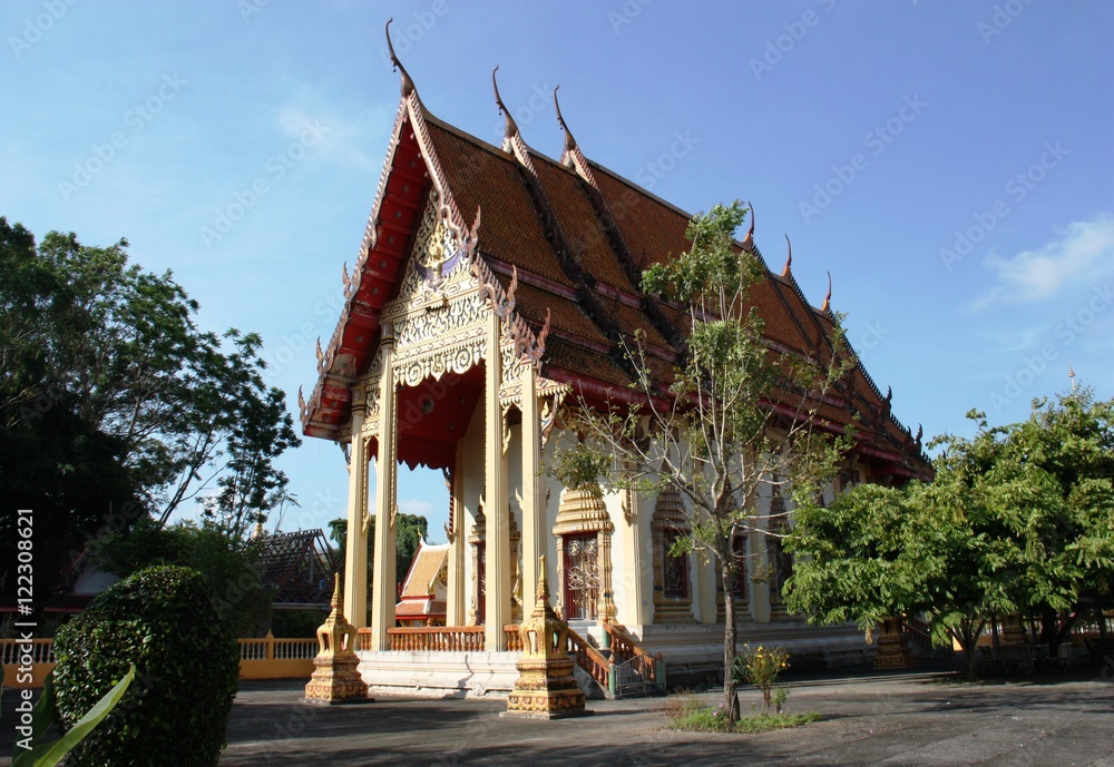 Obraz premium Buddhist temple with colorful roof against the sky in Thailand