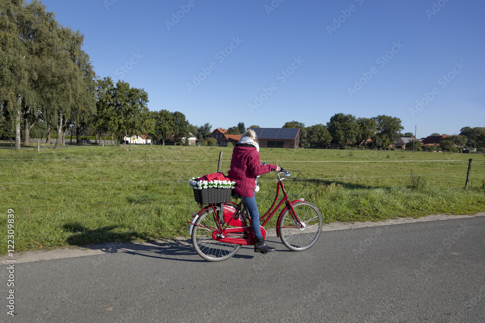 Junge Frau macht eine Fahrradtour