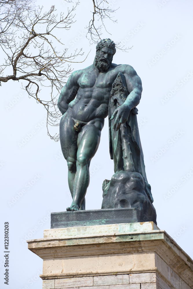 Obraz premium The sculpture of Hercules on the Cameron gallery cloudy April day. Saint-Petersburg