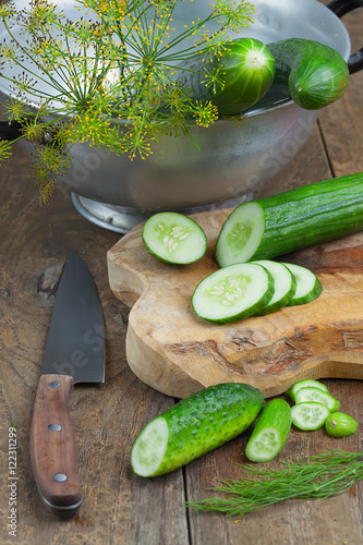 Verschiedene Gurkensorten,rustikales ambiente