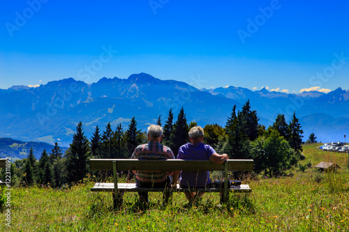 Altes Ehepaar auf Bank in den Alpen