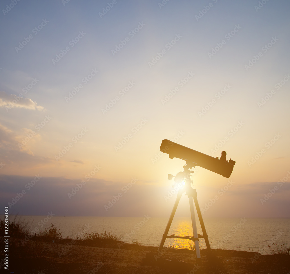 Obraz premium telescope silhouette at sunset background