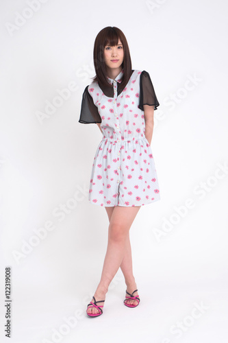 Wallpaper Mural ワンピースを着た20歳代の女性 Torontodigital.ca