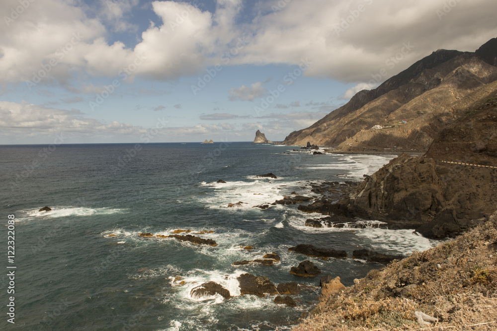 Playa de Benijo con vista a los roques. Tenerife, España