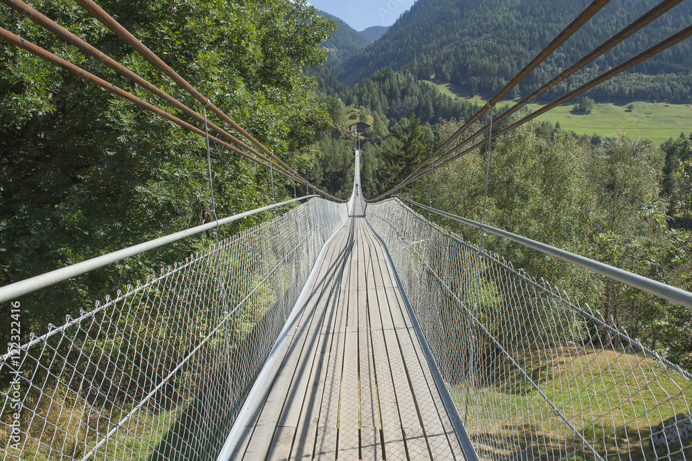 Fussgänger-Hängebrücke bei Fürgangen-Mühlebach, Goms, Wallis, Schweiz