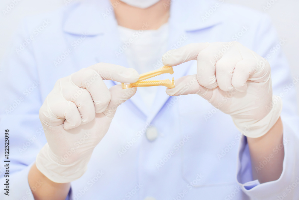 Zdjęcie Stock Yellow umbilical cord clamp used to clamp off the