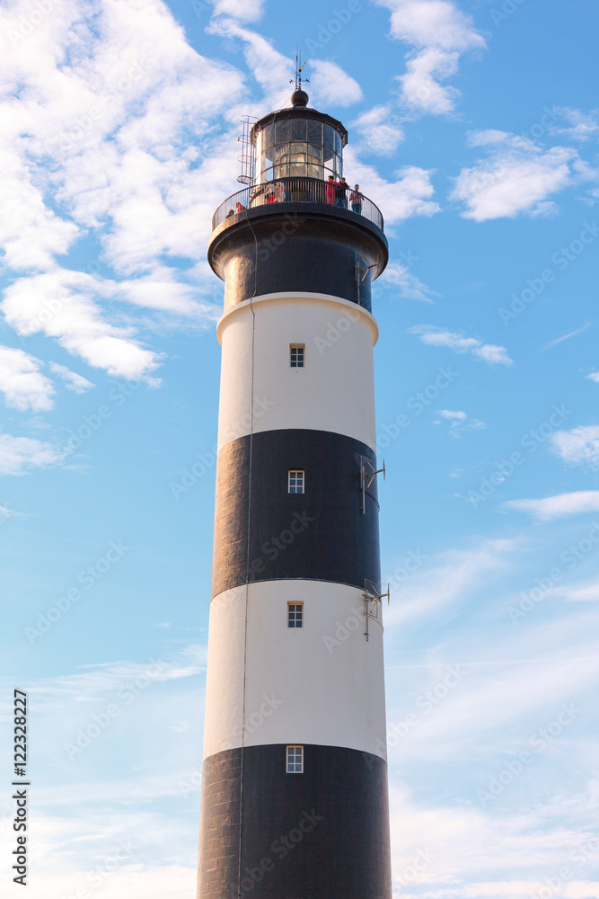 le phare noir et blanc de chassiron à la pointe de l'ile d'Oléron