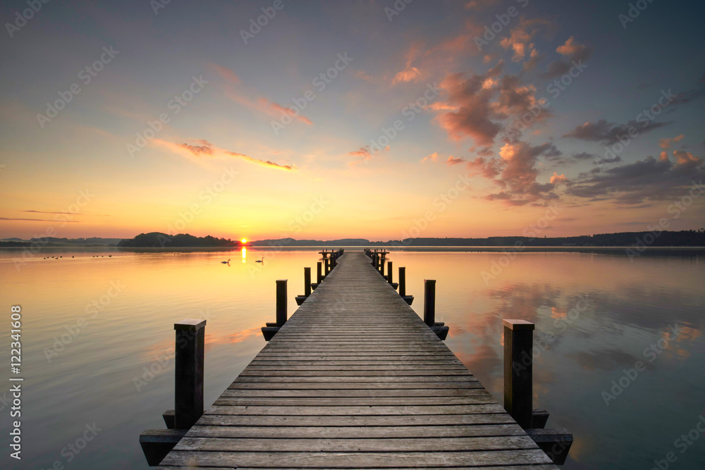 Fototapeta Jesienne światło nad jeziorem, rano nad molo.