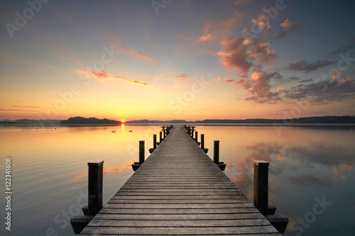 Fototapeta Jesienne światło nad jeziorem, rano nad molo.