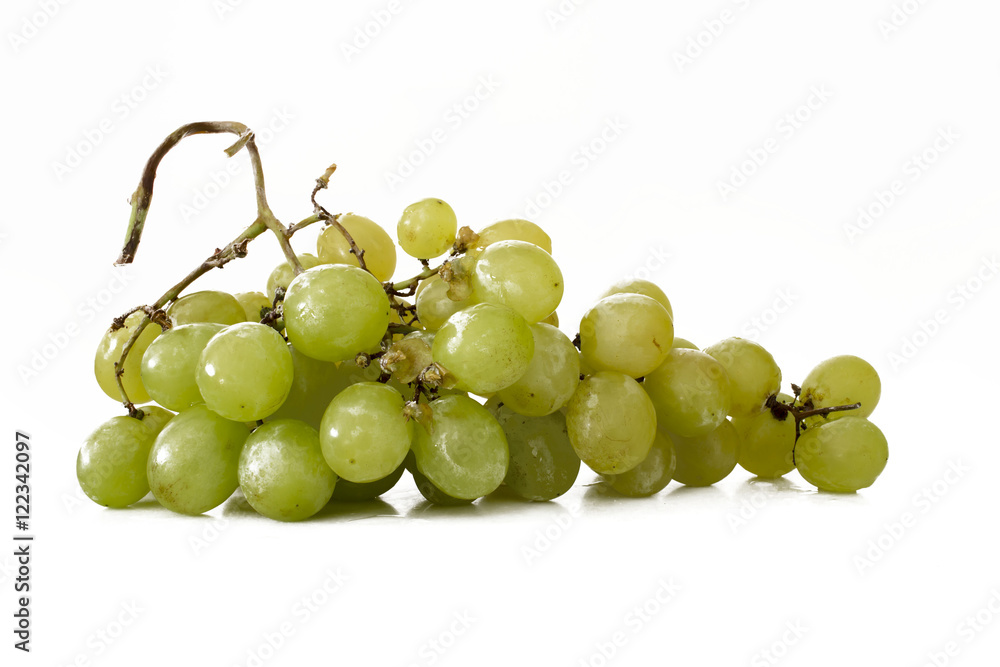 Grappolo isolato di uva bianca su fondo bianco