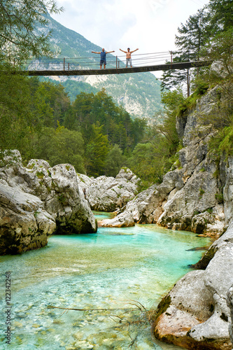 Bilde på lerret älteres paar beim Wandern im Soca Tal auf einer Hängebrücke