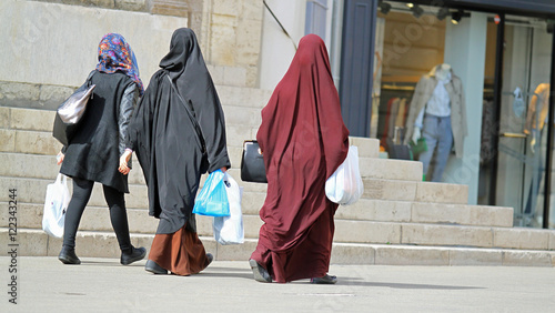 Принти на полотні Femmes musulmanes revenant du marché