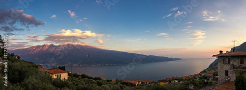 Sonnenuntergang am Gardasee, Italien photo