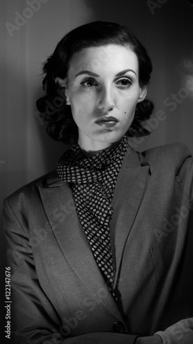 Портрет красивой девушки в образе голливудской знаменитой кинодивы портрет мода кино ностальгия макияж прическа