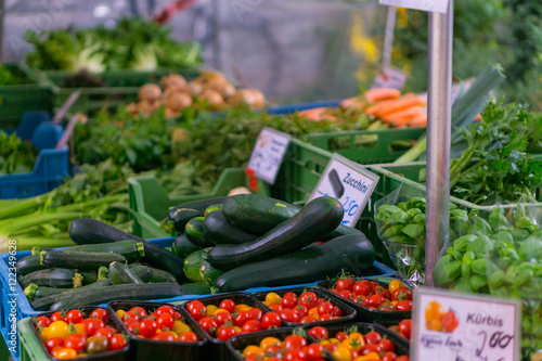 Verschiedenes Gemüse auf einem Wochenmarkt photo