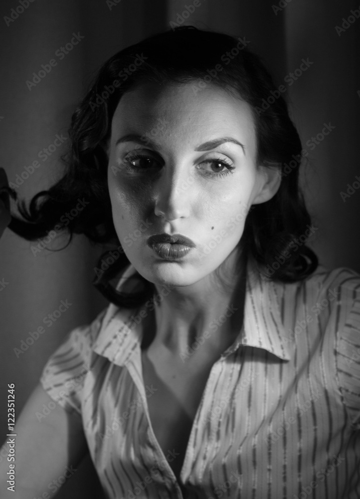 Портрет красивой девушки в образе голливудской знаменитой кинодивы портрет мода кино ностальгия макияж прическа